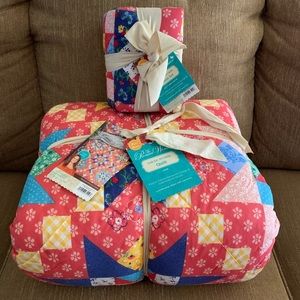 Pioneer Woman quilt and shams